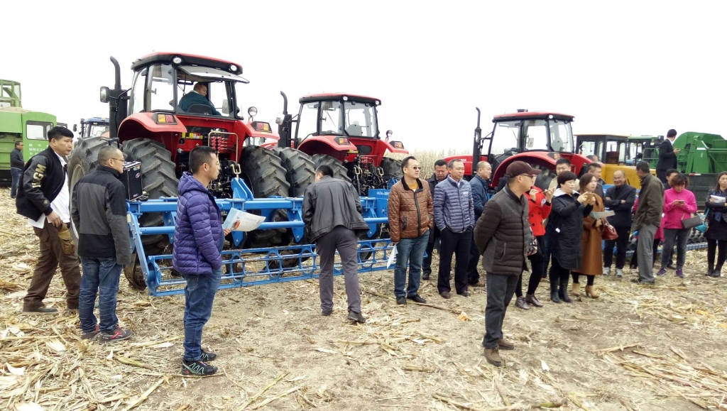 绿茵直播国三大型拖拉机在黑龙江省深松深耕现场演示会上大放异彩