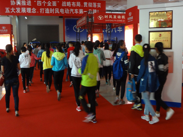 县实验小学部分小学生来绿茵直播科技展厅开展科普日活动