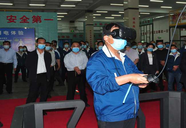 数百名公司先进员工在集数字、信息、电子、模拟于一体的智能安全体验馆进行模拟场景、事故模拟亲身体验